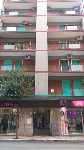 TARANTO CITY 'VIA CESARE BATTISTI, IN A VERY COMMERCIAL AREA AND FULL OF SERVICES, FOR SALE IN A BUILDING WITH ELEVATOR, FOUR-ROOM APARTMENT, LOCATED ON THE 8^ FLOOR, OF GOOD SIZE, CONSISTING OF A LARGE ENTRANCE HALL THAT DISENGAGES IN A LONG CORRIDO...