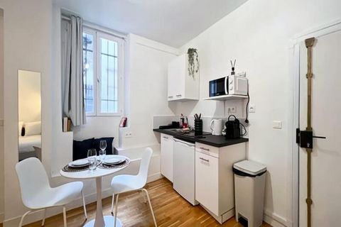 Deze charmante studio van 20 vierkante meter, gelegen in het rustige 12e arrondissement van Parijs, is perfect voor koppels die op zoek zijn naar een rustig toevluchtsoord. De studio bevindt zich op de 1e verdieping van een gebouw zonder lift en besc...