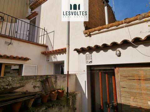 CONJUNTO DE DOS CASAS DE PUEBLO CON PATIO EN VENTA EN PALAFRUGELL Oportunidad única de adquirir dos casas de pueblo con patio y terraza en el centro de Palafrugell. Las viviendas, muy soleadas, pueden unificarse o mantenerse como viviendas independie...