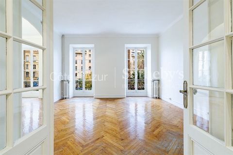 Entdecken Sie diese Durchgangswohnung von 125,45 m² (132,90 m² Gesamtfläche), die sich in einer High-End-Residenz mit Concierge am prestigeträchtigen Boulevard Victor Hugo befindet. Dieses seltene Anwesen befindet sich in einem bürgerlichen Gebäude m...