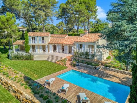 BIOT, située au bout d'une impasse au calme et au cœur de la nature, très vaste villa au charme absolu de 280 m² sise sur un terrain de 4 180 m². La villa est en excellent état, elle est répartie de la manière suivante : Au rez-de-chaussée de la mais...