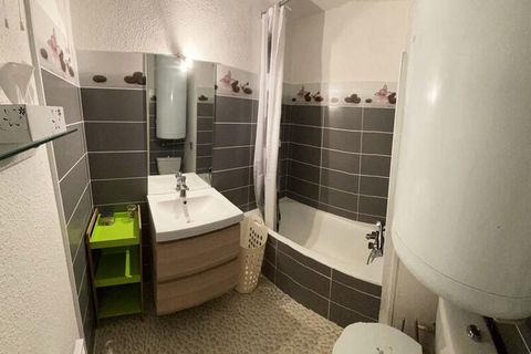 Ten urokliwy i komfortowy apartament w rezydencji Christiana jest idealnym miejscem na kameralny wypoczynek w górach. Apartament mo?e pomie?ci? maksymalnie 4 osoby i obejmuje salon-jadalni? z podwójn? rozk?adan? sof?, zapewniaj?c du?o miejsca na rela...