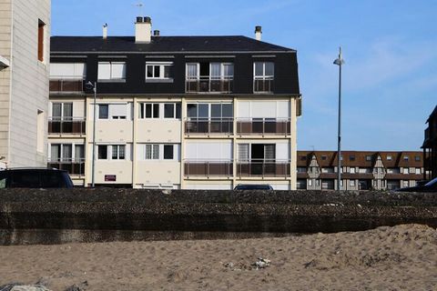 Questo bellissimo appartamento, ristrutturato e perfettamente attrezzato, si trova in un residence di fronte al mare! Ti affascinerà con la sua vista mozzafiato, la sua decorazione accurata e la sua vicinanza ai negozi. Si compone di: un ingresso, un...