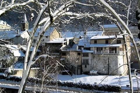 Dit ruime appartement bevindt zich in de residentie BOIS DE MARIE bovenaan het dorp en biedt een prachtig uitzicht op het zuiden en oosten op het dorp en de bergen. Het appartement bevindt zich op de 4e verdieping en is bereikbaar met een lift. Het b...