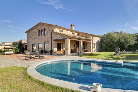 Große Räume, herrliche Aussicht auf das Meer, die Stadt und die Berge, hohe Qualität und Komfort, Swimmingpool und Garten auf einem 1200 m2 großen Grundstück. Entdecken Sie dieses charmante, rustikale Chalet in Sant Feliu de Guíxols, Costa Brava, ein...