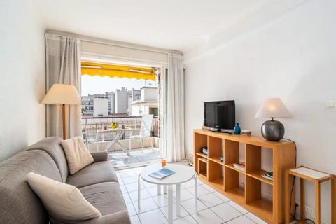 Cet élégant appartement est parfaitement situé au cœur de Cannes, juste derrière l'emblématique Palais Miramar et à quelques pas de la Croisette. Des attractions comme le Palais des Festivals, des plages de sable fin et des restaurants animés sont to...