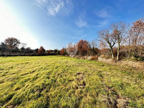 Location: Istarska županija, Marčana, Veliki Vareški. Istria, Krnica Building land 3 km from the sea! The land is located in an excellent location near the main road and consists of two plots that are sold separately or together. Both plots have a 5m...