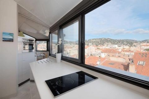 Cet élégant appartement offre un refuge parfait au cœur de Cannes, situé au sixième et dernier étage d'un charmant immeuble de la rue piétonne animée de la rue Hoche. Récemment rénové et décoré avec goût, l'espace de 32 mètres carrés allie équipement...