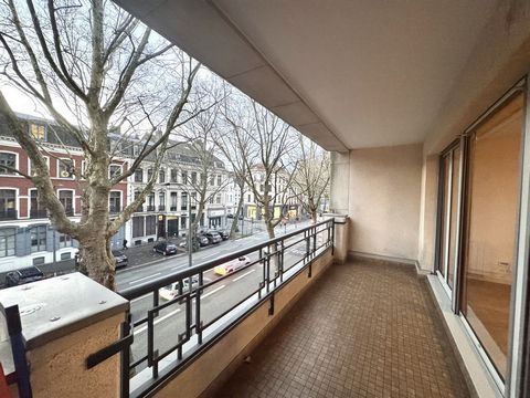 Das Hotel liegt am Boulevard de la Liberté in Lille. Kommen Sie und entdecken Sie diese 93 m2 große T3-Wohnung im 2. Stock eines Gebäudes mit Aufzug und sicherem Eingang. Im Inneren finden Sie eine Eingangshalle, einen lichtdurchfluteten Wohnbereich ...