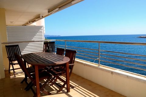 Apartament en L´Escala posseeix 2 dormitori(s) i capacitat per a 6 persones. Allotjament de 66 m² moblat amb gust i de recent construcció, situat a primera línia de platja, amb vistes al mar i a la piscina. Es troba a 600 m de la platja de sorra 