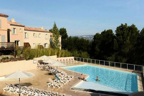 Dieses Ferienhaus befindet sich in ruhiger Lage auf dem riesigen Anwesen Pont-Royal-en-Provence (180 Hektar) und bietet einen perfekten Rückzugsort in der Sonne der Provence. Während die Unterkunft selbst ruhig ist, ist das lebhafte Dorfzentrum mit G...