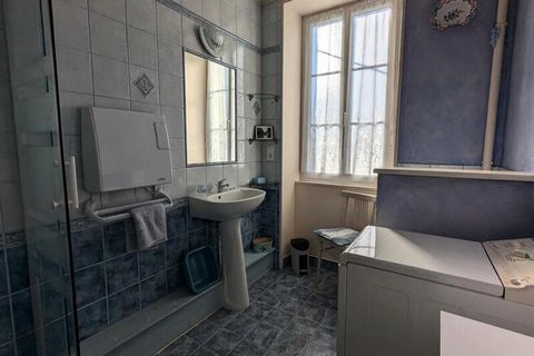 Au rez-de-chaussée : séjour avec cuisine/salon/salle à manger, wc. A l'étage : une chambre avec 1 lit 140 et 1 lit bébé, une chambre avec 2 lits 90 et 1 lit 110, salle d'eau avec wc. Deux terrasses, jardin clos privé 300m². En commun : cour close, ab...