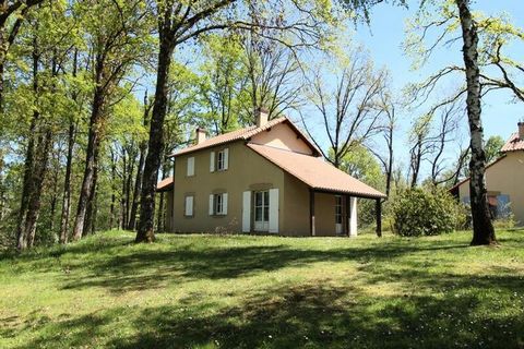 In un parco ombreggiato e fiorito, sul bordo dello stagno di La Roche attrezzato per nuotare (a seconda della qualità dell'acqua), 6 alloggi adiacenti due a due, ciascuno con terrazza indipendente e mobili da giardino. Tempo libero e servizi in loco:...