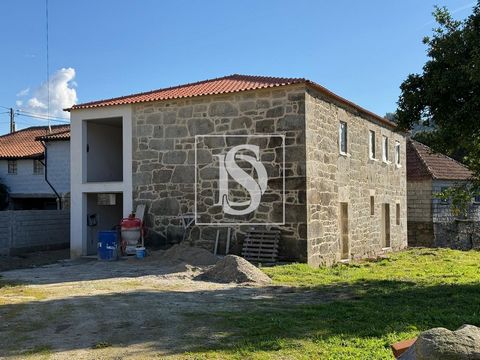 Huis te koop in Ribeira do Neiva, Vila Verde Zoals op de foto's staat, staat deze villa met 4 slaapkamers en 4 suites te koop in de parochie van Godinhaços in Ribeira do Neiva, Vila Verde. Ribeira do Neiva is een Portugese parochie in de gemeente Vil...