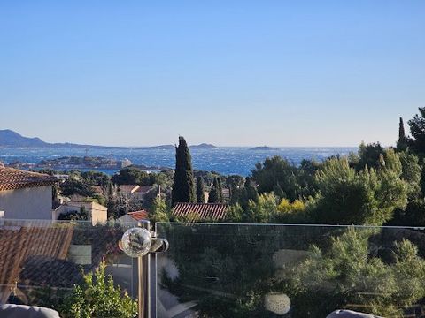 A Bandol, Maison de type 4 de 2020, très belle vue mer dans le quartier de pierreplane. Cette contemporaine très bien aménagée proche des plages et des commodités est construite sur un terrain arboré de 512 m2 piscinable. Au rez de chaussée trois cha...