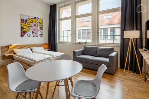 Wohnen im Industrial Loft am alten Bayrischen Bahnhof gegenüber des Uni-Klinikums. Das ehemalige Buchdruckerei-Gebäude wurde zu einem loftähnlichen Wohnhaus umgebaut und dabei sehr modern und hochwertig saniert. Die lichtdurchflutete Wohnung wurde mi...