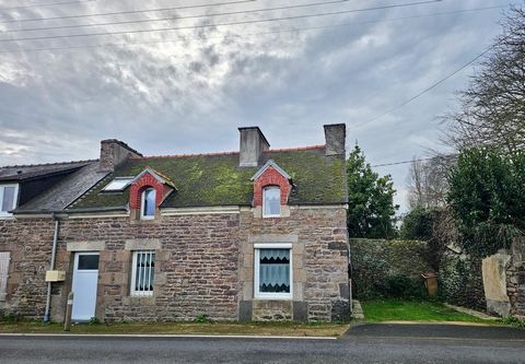 A Plouézec, aux portes de Paimpol, vous bénéficierez avec cette maison mitoyenne en pierre des commodités à pied (commerces, médecins, écoles) et de la proximité avec le sentier des douaniers (GR34 à 1 km). Idéal pour les amateurs de balades en bord ...