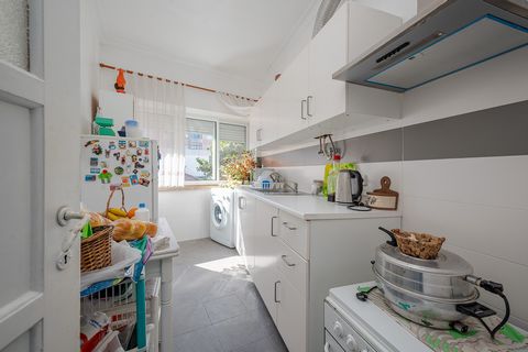 Ich präsentiere Ihnen diese 3-Zimmer-Wohnung im 1. Stock eines Gebäudes ohne Aufzug, 5 Zimmer mit 91,85 m2 und einem Balkon von 5,6 m2 in Amadora. Das Anwesen besteht aus 3 Schlafzimmern, von denen es möglich ist, eines in eine Suite, ein Wohnzimmer ...