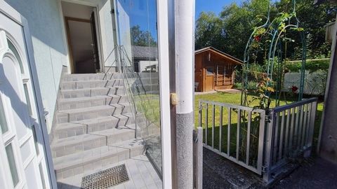 Does this sound like a possible property for you? With 103 m² of living space and a garden in a quiet location by the stream, this semi-detached house offers a place in a pleasant environment. The direct access to the stream and the possibility to us...