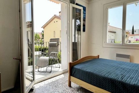 Situי dans un quartier rיsidentiel paisible d'Argelטs-sur-Mer, cet appartement de vacances est parfait pour les familles ou les amis. Situי au premier יtage d'un immeuble de deux יtages, il offre un sיjour avec un canapי lit double et des lits superp...