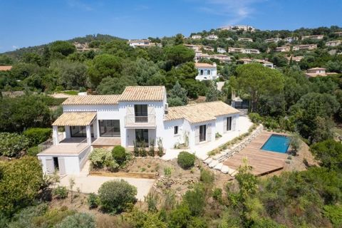 The Cap aux Issambres agency offers you this very pretty, completely renovated villa offering a superb sea view over the Gulf of Saint-Tropez. For sale, it offers a superb 'cathedral roof' living room with large bay windows opening onto the sea view,...