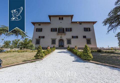 Nel Chianti, a pochi chilometri da Firenze, questa villa è attualmente in vendita. La villa, dallo stile classico e impreziosita da un giardino all'italiana che fronteggia la residenza di lusso si sviluppa su una superficie di 2.100 mq interni e...