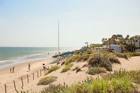 Studio am Strand in Elviria, Marbella. Das Hotel liegt in Romana Playa, nur wenige Gehminuten von Annehmlichkeiten wie Geschäften, Restaurants und natürlich dem Strand entfernt. Das Studio in Marbella bietet Platz für 2 Personen. Das Studio ist 35 m²...