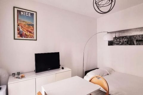 Dieses charmante, 19 m² große Studio liegt perfekt, nur einen Steinwurf von der Promenade des Anglais entfernt und bietet einen gemütlichen Rückzugsort für zwei Gäste. Das Studio ist sorgfältig gestaltet, um Platz und Komfort zu maximieren. Es verfüg...