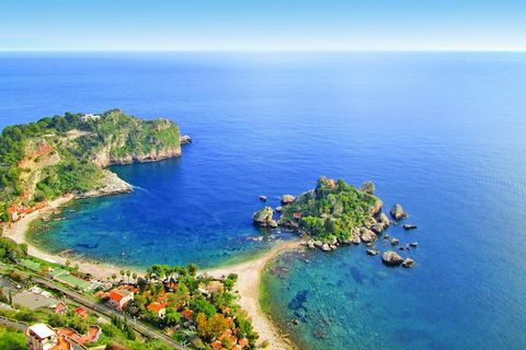 Vue mer imprenable incluse ! Même Goethe a été impressionné par la beauté de Taormina. La ville est située en pente raide à 250 m d'altitude. De nombreux endroits, vous avez une vue imprenable sur la mer bleue et la côte de la Calabre et le sommet de...