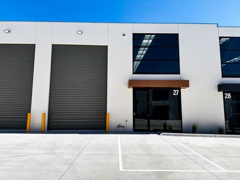 Brandneu und bezugsfertig, Warehouse 27/10 Speedwell Street Somerville. Gesamtfläche des Gebäudes : 170 m² • Beleuchtetes Lager • Nur wenige Minuten von der Frankston-Flinders Road & Peninsula Link entfernt • Elektrisches Rolltor in der Containerhöhe...