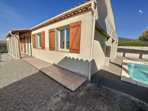 In the town of Saint Martin Lalande, just 8 km from Castelnaudary, traditionally built villa built on 660m² of land. On one level, 4 sides with an 18m² veranda 3 bedrooms with closet 1 bathroom with cupboard Its advantages : double glazing carpentry ...