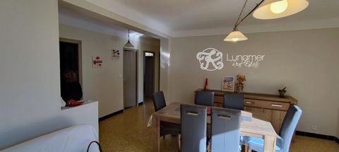 LUNAMER REAL ESTATE bietet Ihnen diese 68 m2 große Wohnung in perfektem Zustand und bezugsfertig. Es besteht aus zwei Schlafzimmern, einem Wohnzimmer mit separater Küche und einem Badezimmer. Mit einer Südausrichtung ist jeder Raum von natürlichem Li...