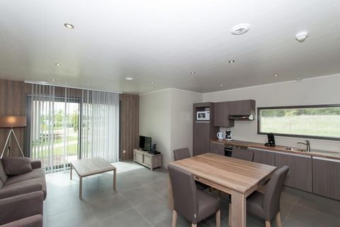 Ontsnap naar deze prachtig ontworpen villa met 2 slaapkamers, die de perfecte mix biedt van modern comfort en een rustig leven aan het meer. Ideaal voor 4 gasten, deze 70m² grote retraite beschikt over een ruime woonkamer met een flatscreen-tv, een o...