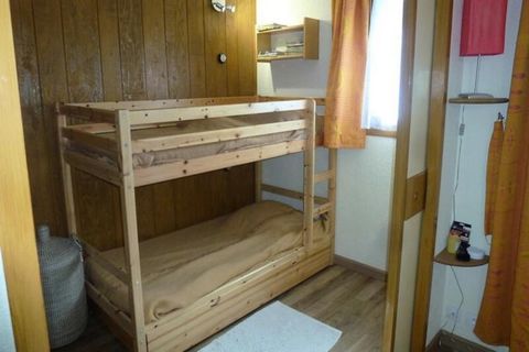 Ce confortable appartement de 2 piטces, situי dans un immeuble de chalets, offre un refuge confortable avec une belle vue sur les montagnes environnantes. Le salon peut ךtre sיparי par une porte coulissante pour plus d'intimitי, dotי d'un canapי-lit ...