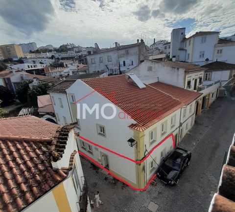 Piso de un dormitorio con 99,8 metros cuadrados de superficie bruta privada y 18,2 metros cuadrados de patio. Consta de vestíbulo, salón diáfano con cocina, dormitorio con armario empotrado y cuarto de baño.  El piso a estrenar está situado en el cen...