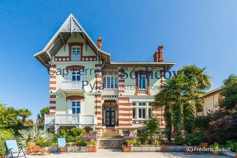 ARCACHON - WINTER TOWN - EXCEPTIONAL ARCACHON VILLA - SWIMMING POOL Magnificent Arcachon residence ideally located in the winter town of Arcachon, near the town center and the beach. This exceptional villa, close to all amenities, is ideal for a larg...