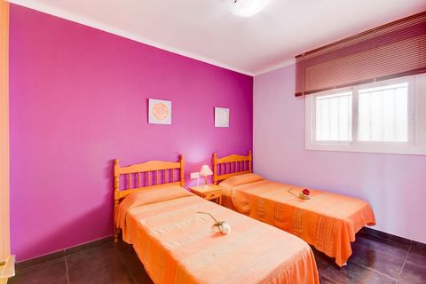 Die Ferienwohnung in Rosas / Roses verfügt über 2 Schlafzimmer und hat eine Kapazität für 4 Person(en). Die geschmackvoll ausgestattet und sonnige Unterkunft verfügt über 60 m² liegt direkt am Strand und verfügt über eine tolle Aussicht auf den Stran...