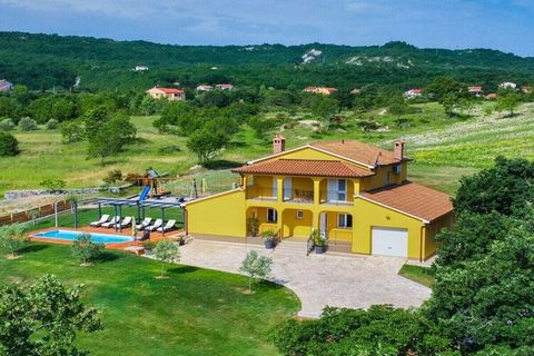 Cette maison de vacances a une superficie totale de 190m2 sur deux étages. Au rez-de-chaussée, il y a une cuisine entièrement équipée avec garde-manger et un salon conditionné à l'air avec table à manger. Il y a aussi une chambre pour les enfants ave...