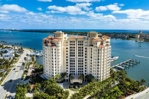 Der 622 N. Flagler Drive #201 liegt unberührt am Fuße der Flagler Memorial Bridge und vermittelt ein Gefühl von klassischem Palm Beach, das mit endlosen Möglichkeiten verwoben ist. Diese weitläufige, direkte Intracoastal-Residenz sonnt sich in anmuti...