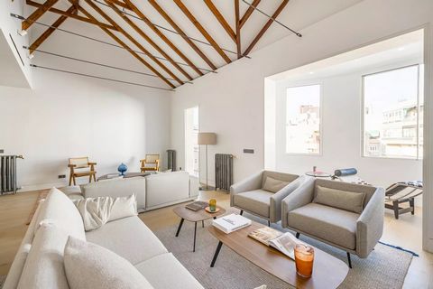 Barnes Madrid presenteert een van de meest spectaculaire en exclusieve penthouses in de wijk Salamanca in Madrid. Deze indrukwekkende woning, gelegen op de zevende verdieping van een statig gebouw met een van de meest majestueuze portalen van de stad...