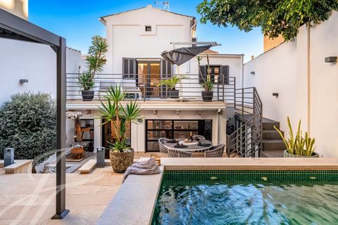 Discover this stunning two-story townhouse located on a serene street in the sought-after El Terreno neighborhood of Palma. This property combines modern comfort with timeless elegance, offering an exceptional living experience in one of the city's m...