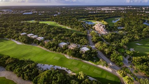 In the heart of the Riviera Maya, Palm Villas redefines the concept of luxury. This stunning condominium is located in Corasol, one of the most exclusive communities in Mexico, surrounded by the majestic landscapes of the Gran Coyote Golf Course. Des...