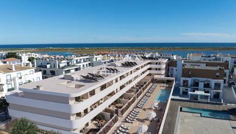 Nuevo piso de 1 dormitorio con balcón , piscina , garaje y trastero en venta en el exclusivo condominio Royal Residences Cabanas de Tavira , situado junto a la Ría Formosa , en el Algarve . Con una distribución inteligente y amplios espacios, este pi...