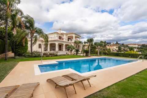 Bienvenido a esta hermosa villa familiar situada en Paraiso Alto, una zona conocida por su tranquilidad y excelentes vistas. Construida originalmente en 2002, la vivienda fue completamente renovada en 2019 con materiales de alta calidad, asegurando c...