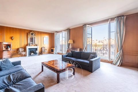 This 144m² (1,550 sq ft) family apartment enjoying unobstructed views is located on a quiet, sought-after street close to shops and Neuilly's best schools. Located on the 5th floor of a 1930s stone building, it comprises: a large entrance hall, a dou...