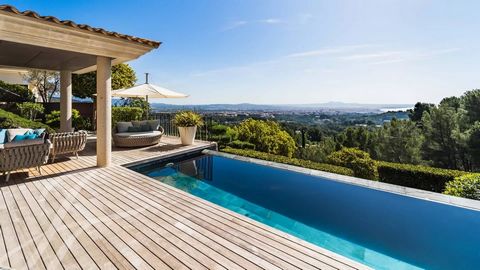 Esta exclusiva villa con espectaculares vistas al mar está situada en una zona tranquila de Son Vida y ofrece absoluta privacidad a poca distancia del centro de Palma, los tres campos de golf, varias playas y el aeropuerto. La villa fue construida en...