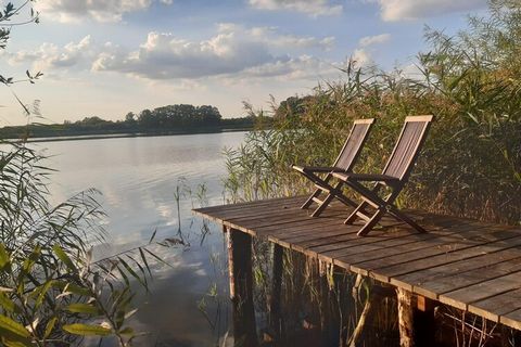 On a great lake property of over 5500 square meters with a small natural bathing beach, rowing boat and its own bathing jetty, this modern and newly renovated holiday home invites you to spend particularly beautiful holidays. On the outskirts of Fürs...