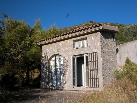 Dieses charmante Steinchalet befindet sich in einer einzigartigen natürlichen Umgebung und ist der ideale Zufluchtsort für diejenigen, die Ruhe und Verbindung mit der Natur suchen. Es liegt auf einem erhöhten Grundstück mit Panoramablick auf das Meer...