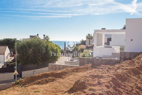 Situé dans un quartier privilégié de Canet de Mar, ce terrain se trouve à seulement 3 minutes de l'accès à l'autoroute C-32 et à 10 minutes du centre-ville, vues sur la mer. Possibilité de construire une maison individuelle de 400m2 ou deux maisons j...