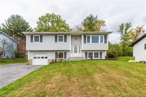 Welcome to 4 Roe Circle in beautiful Monroe, NY. A much-loved home in a wonderful neighborhood. This freshly painted 4 bedroom, 2 bath home is ready to welcome its new homeowner. With 3 beds & 1 bath on the main level and 1 bed & 1 bath on the lower ...